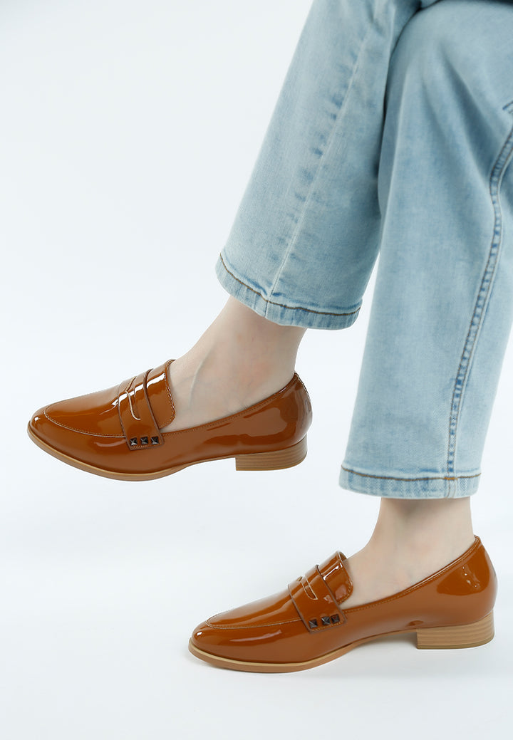 women patent pleather penny loafers#color_tan