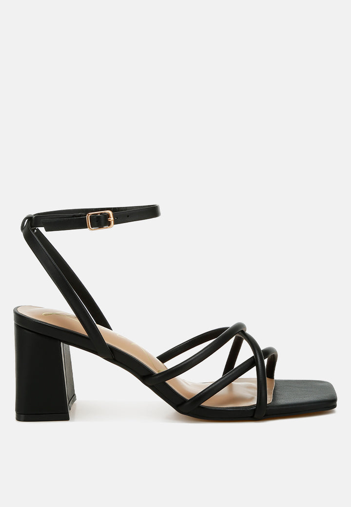 women low block heel strappy sandals#color_black