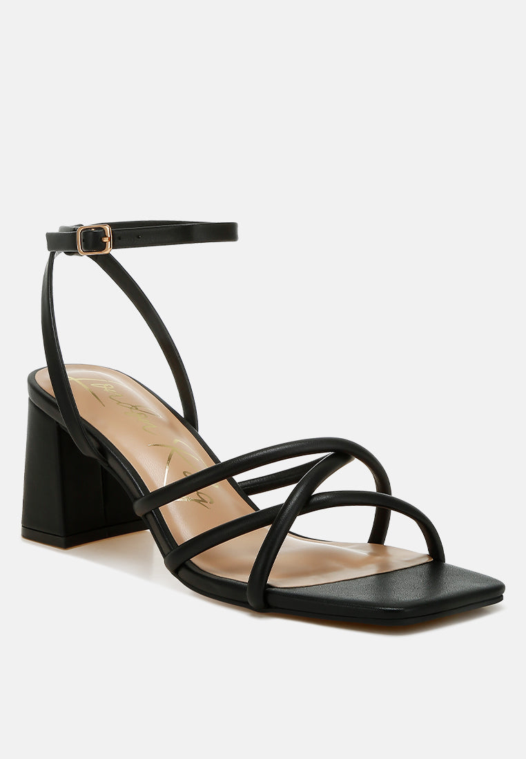 women low block heel strappy sandals#color_black