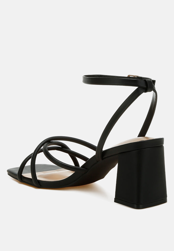 women low block heel strappy sandals#color_black
