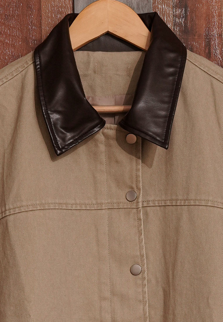 women faux leather collared denim jacket#color_beige