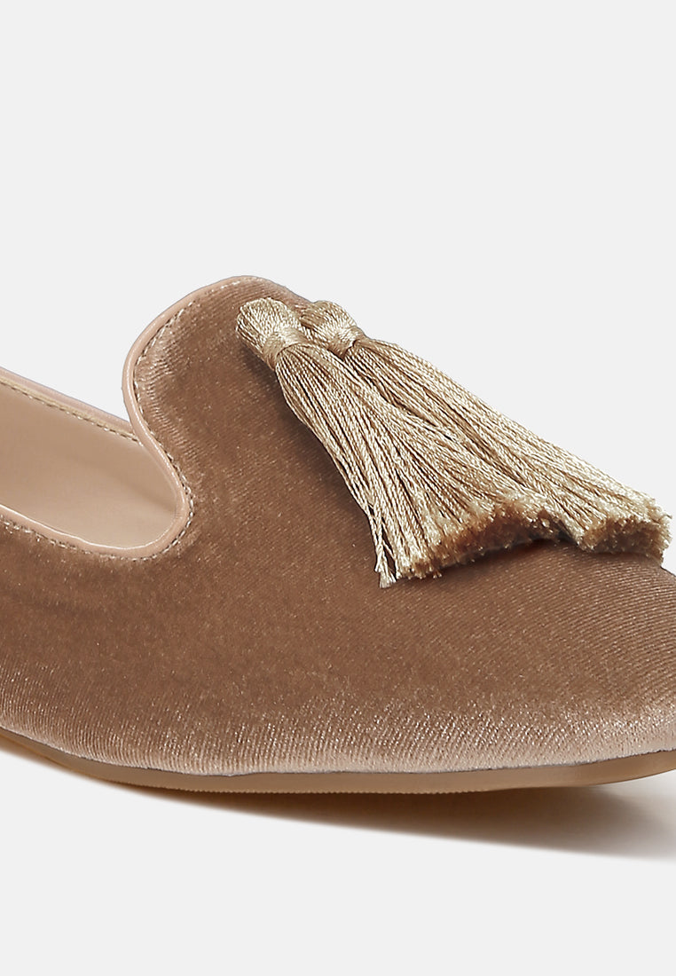 women iconic tassel detail velvet loafers#color_beige