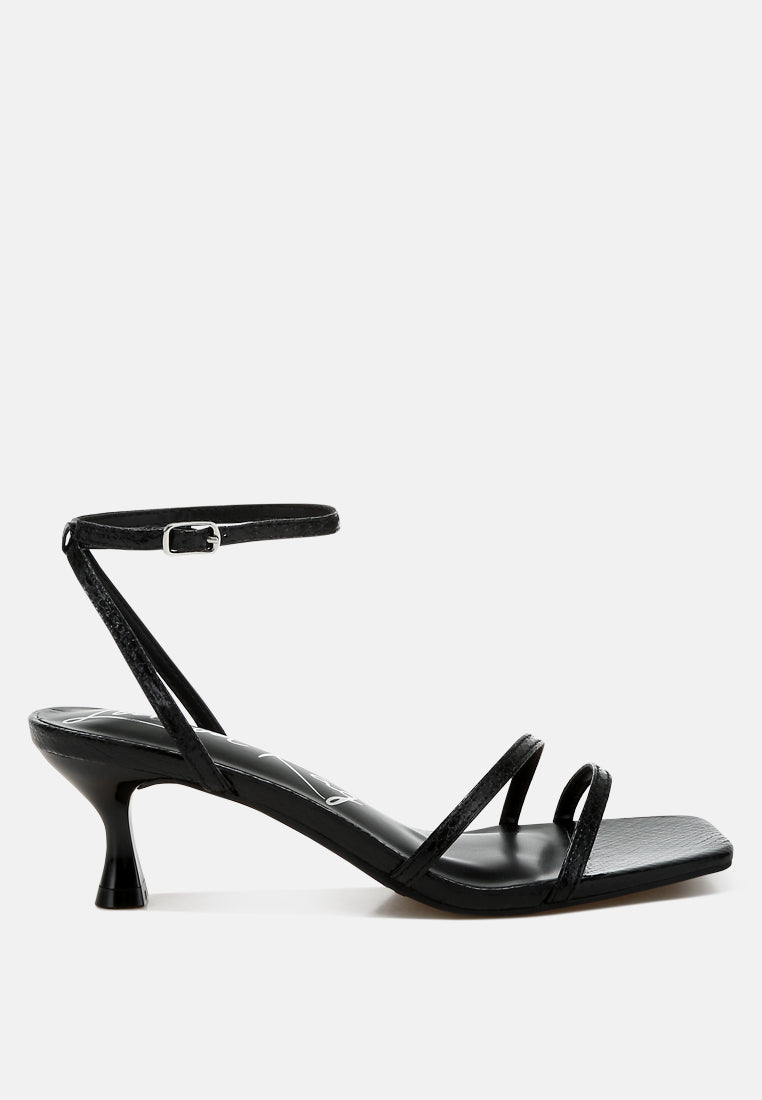women faux leather strappy sandals#color_black