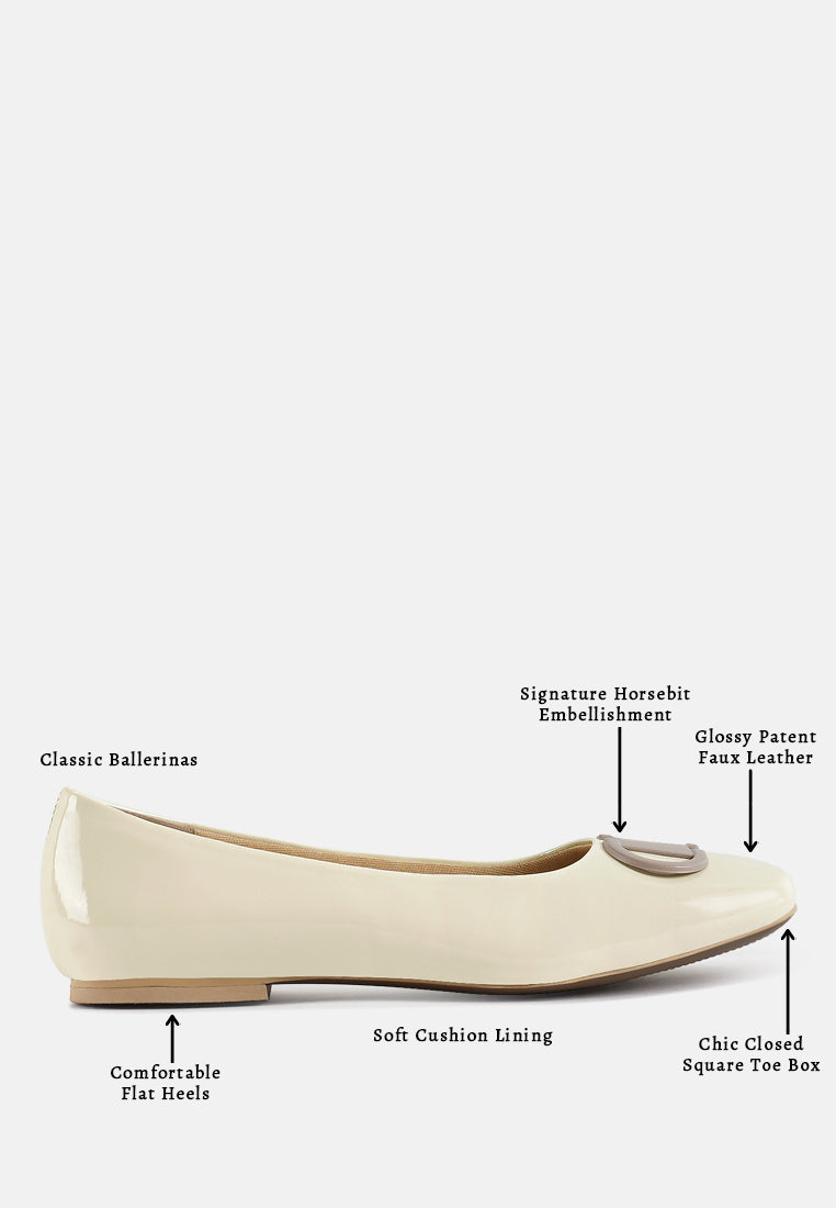 women glossy faux leather horsebit ballerinas#color_off-white