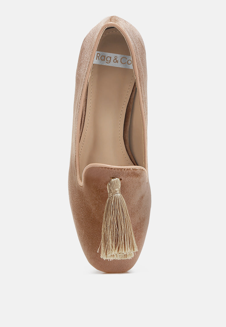 women iconic tassel detail velvet loafers#color_beige