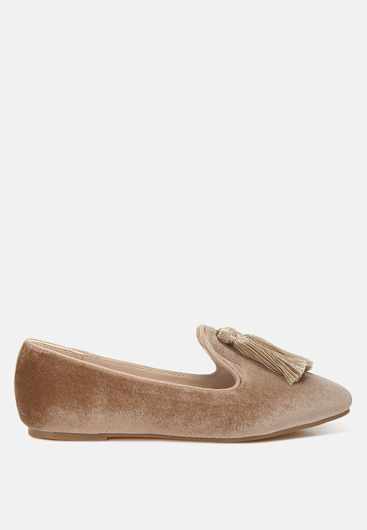 women iconic tassel detail velvet loafers#color_beige