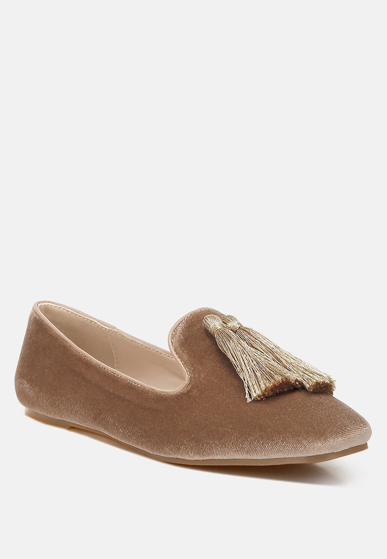 women iconic tassel detail velvet loafers#color_beige