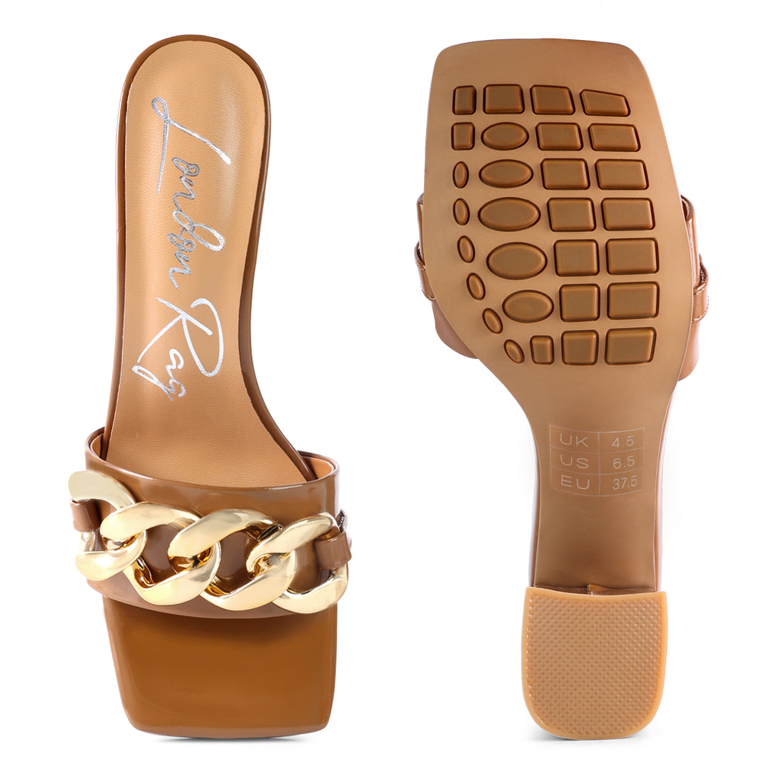 women metal chain detail block heel sandal#color_macchiato