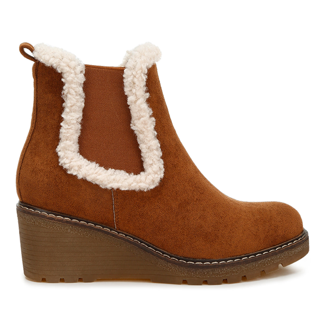 faux fur lined chelsea boots#color_tan