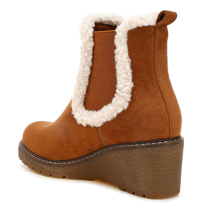 faux fur lined chelsea boots#color_tan