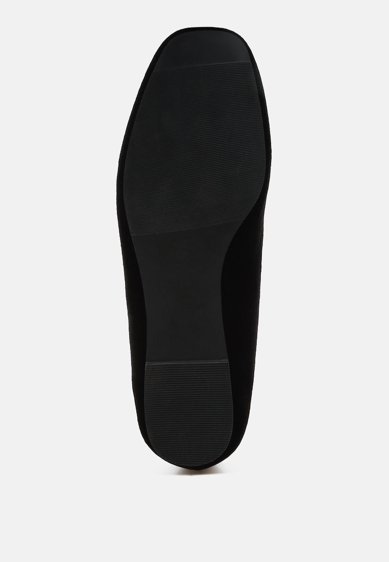 women iconic tassel detail velvet loafers#color_black