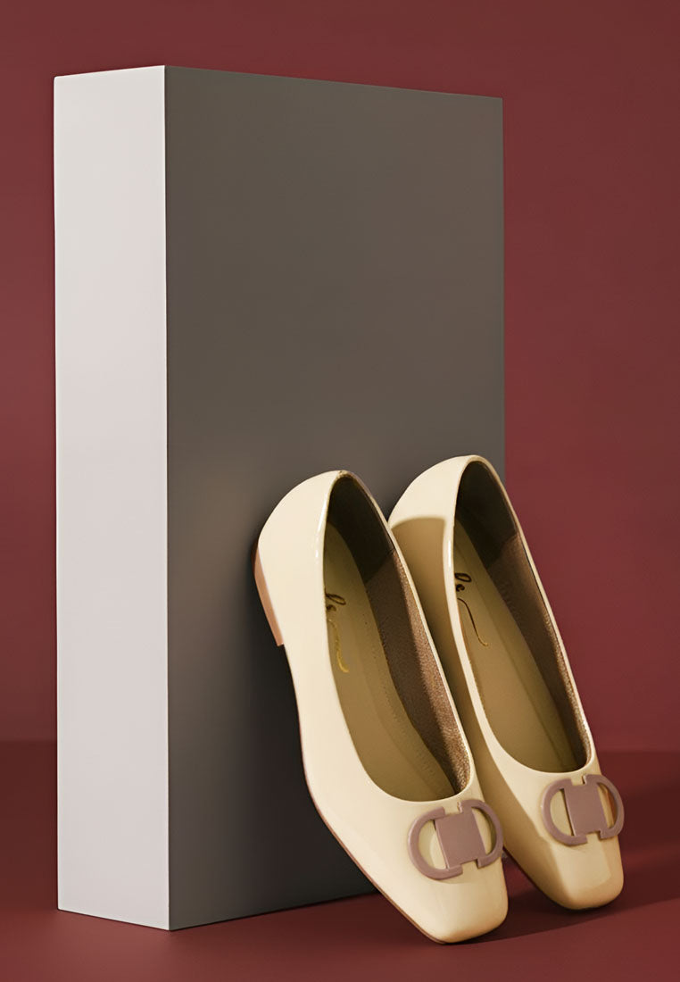 women glossy faux leather horsebit ballerinas#color_off-white