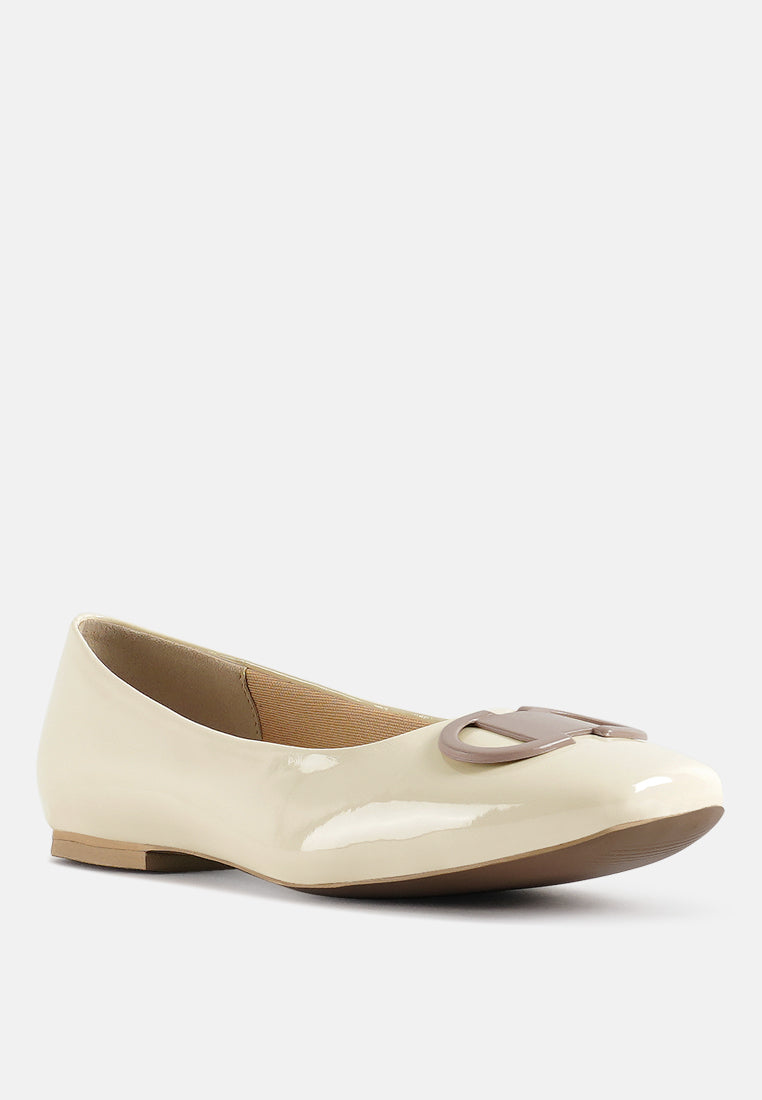 women glossy faux leather horsebit ballerinas#color_off-white