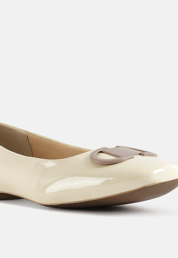 women glossy faux leather horsebit ballerinas#color_off-white