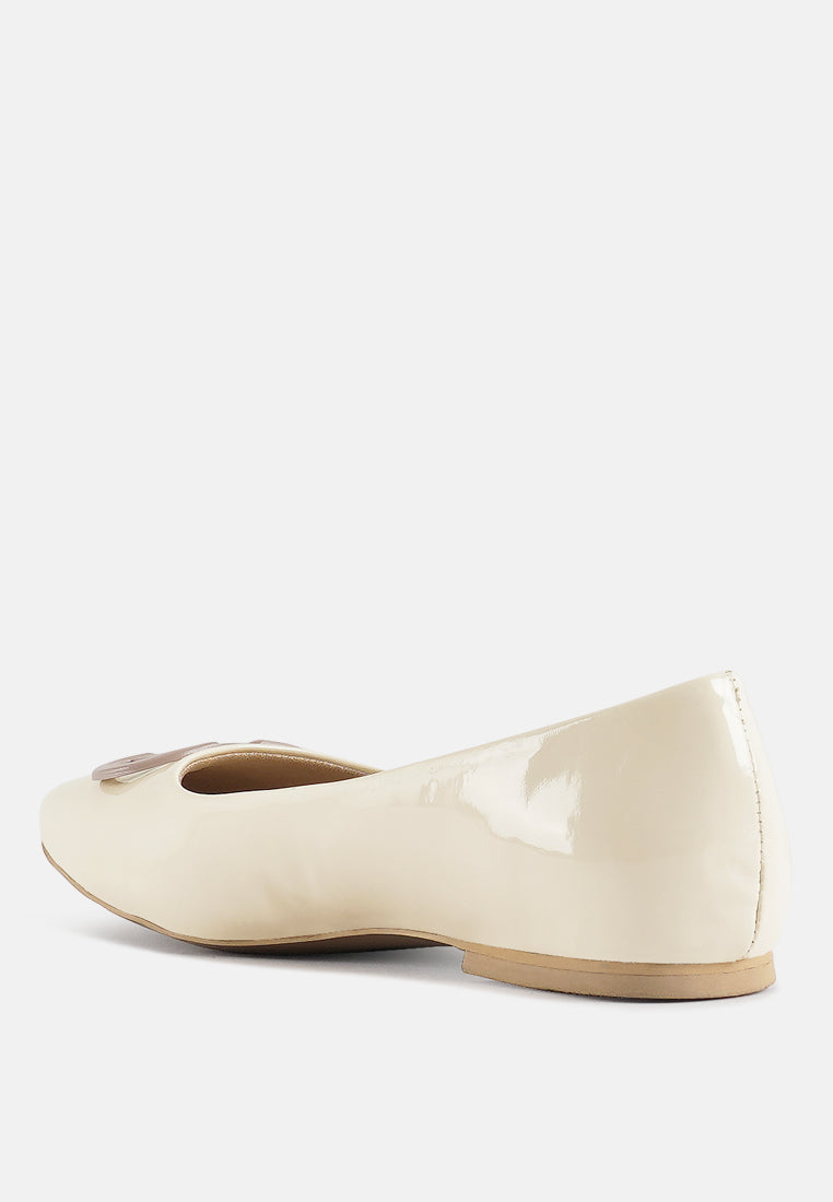 women glossy faux leather horsebit ballerinas#color_off-white