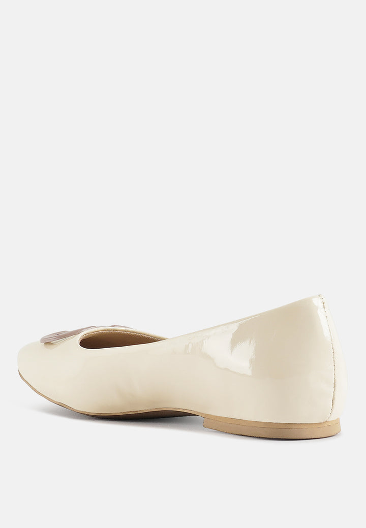 women glossy faux leather horsebit ballerinas#color_off-white