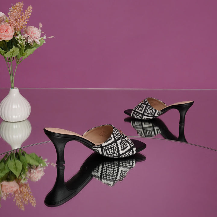 women textured tapestry kitten heels#color_black-white