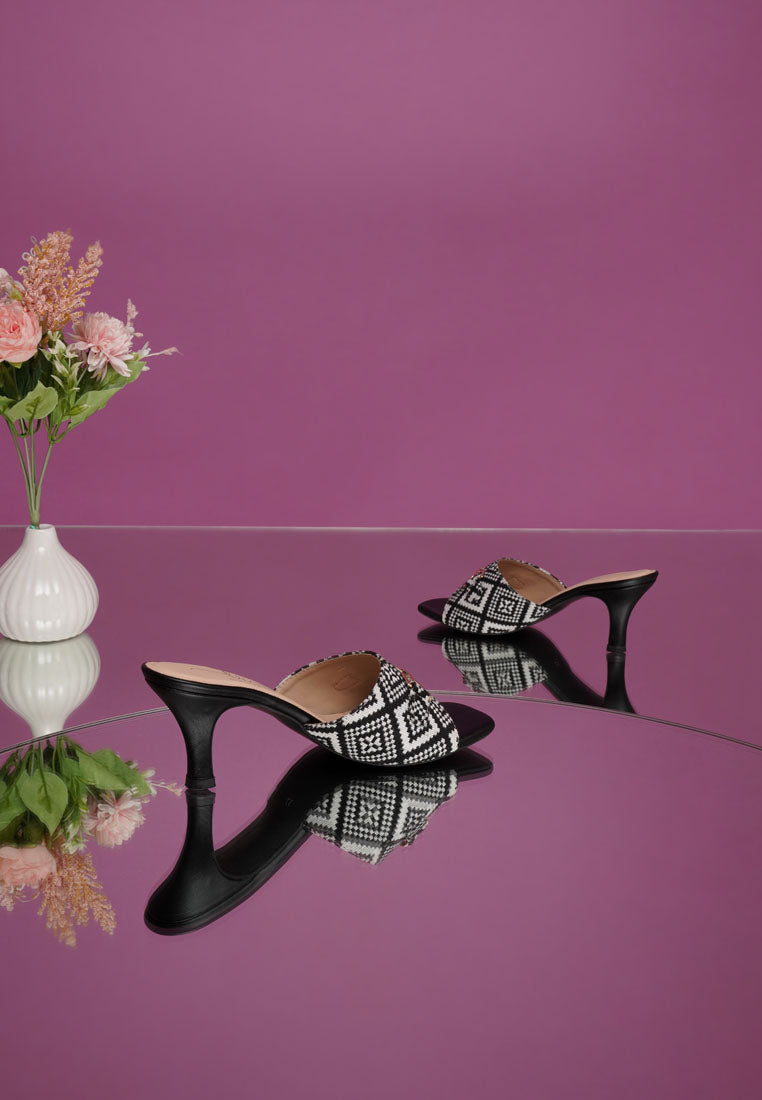 women textured tapestry kitten heels#color_black-white