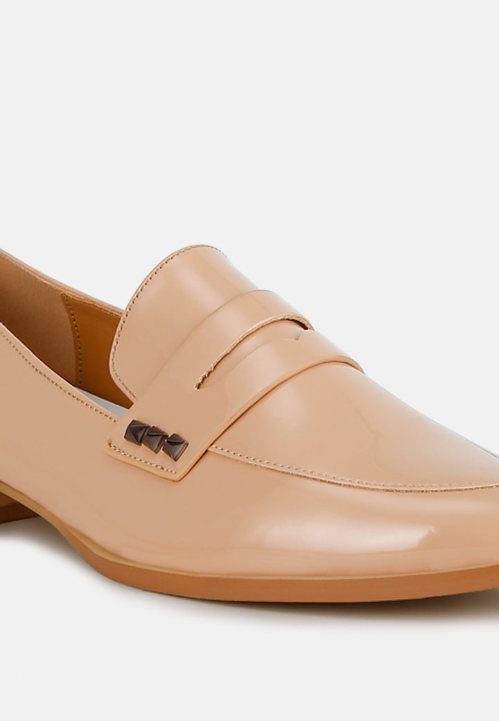 women patent pleather penny loafers#color_beige
