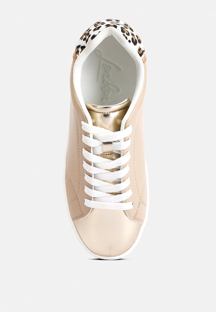 women metallic accent sneakers#color_beige