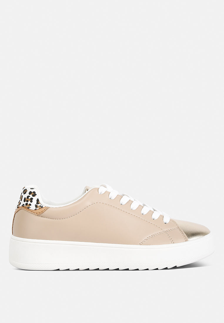 women metallic accent sneakers#color_beige