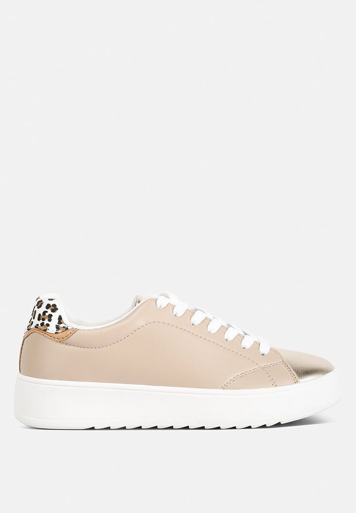 women metallic accent sneakers#color_beige
