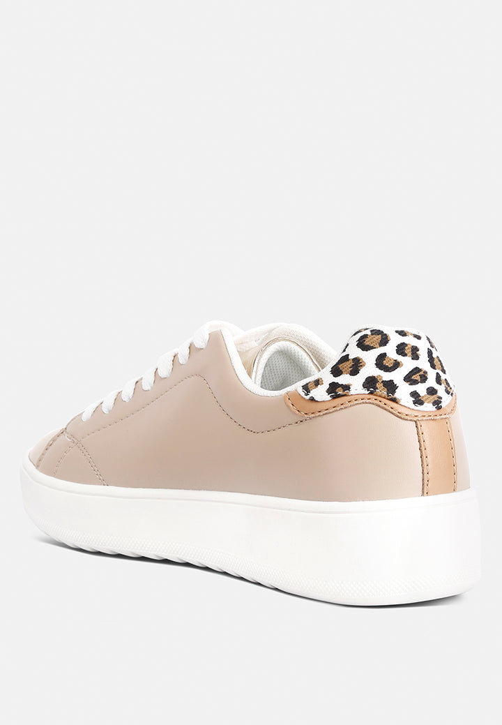 women metallic accent sneakers#color_beige