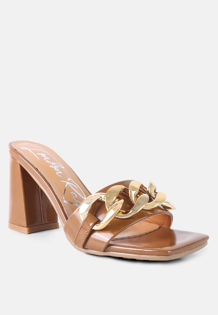 women metal chain detail block heel sandal#color_macchiato