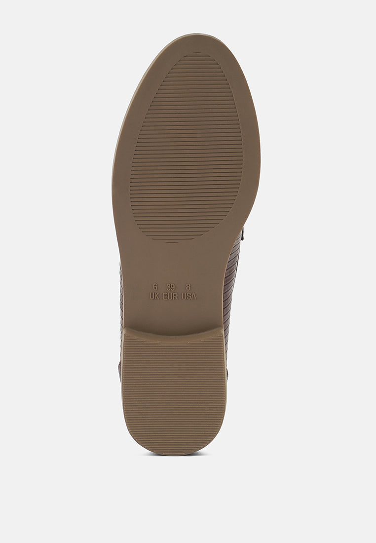 women low block loafers adorned with golden chain#color_brown