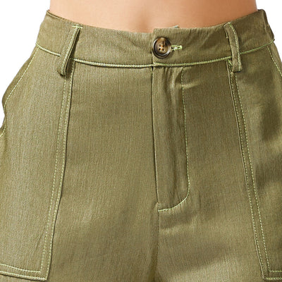 Shorts in Contrast Seam