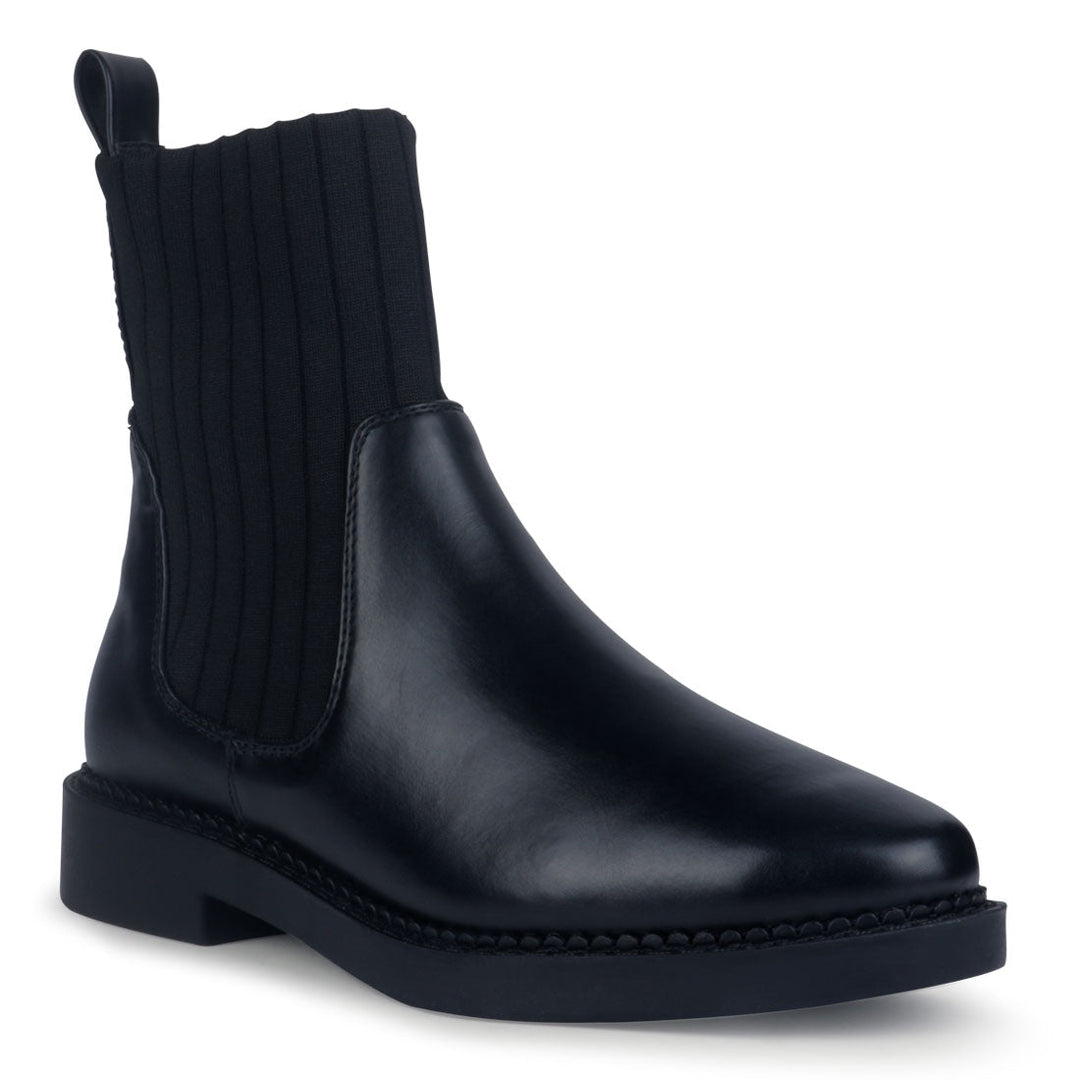 Chelsea Boot in Black - Black