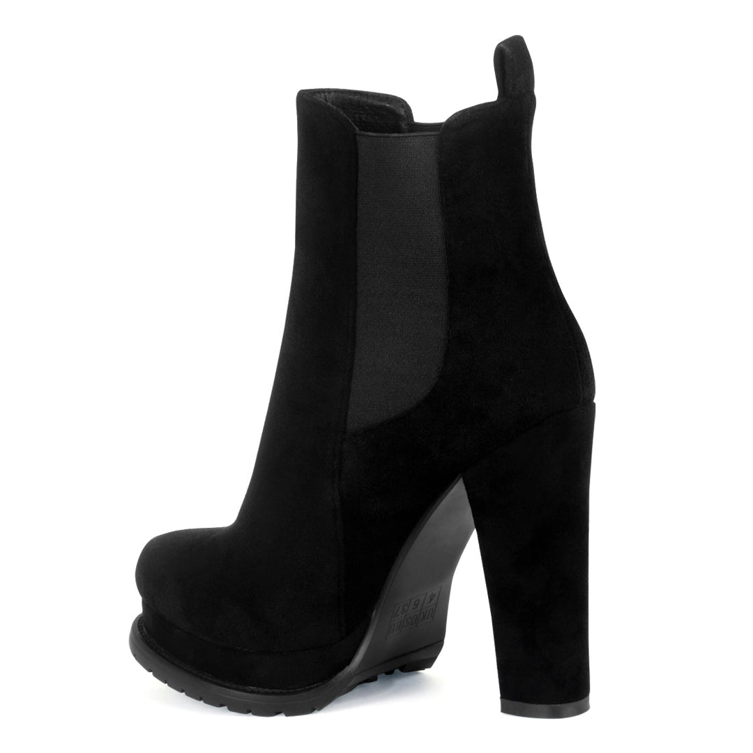 Block Heeled Boot in Black - Black